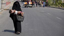 Palestinos huyen del sur de la Franja de Gaza en la calle Salah al-Din street en Bureij, 5 de noviembre de 2023. (AP Foto/Hatem Moussa)