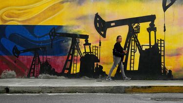 Un mural con imágenes de infraestructura petrolera en Caracas, Venezuela, el 6 de enero del 2026. (AP foto/Matías Delacroix)