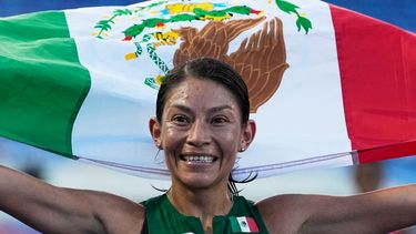La mexicana Laura Galván festeja tras conquistar el oro en los 10.000 metros durante los Juegos Centroamericanos y del Caribe, el jueves 6 de agosto de 2026 (AP Foto/Fernando Vergara)