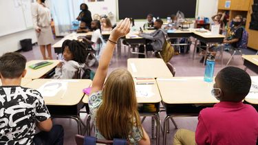ARCHIVO - Una alumna alza la mano en un aula en la escuela primaria Tussahaw, el 4 de agosto de 2021 en McDonough, Georgia. (AP Foto/Brynn Anderson, Archivo)