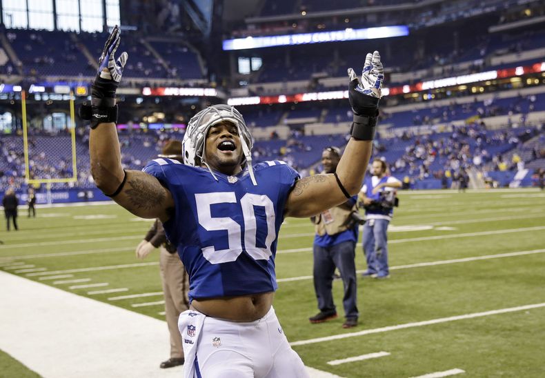 Jerrell Freeman, linebacker interior de los Colts de Indian&aacute;polis, festeja tras la victoria sobre los Texans de Houston, el domingo 14 de diciembre de 2014 (AP Foto/AJ Mast)
