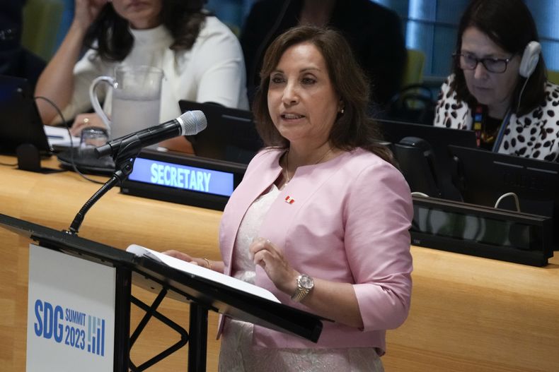 Dina Boluarte, presidenta de Perú, en su intervención en la Cumbre de los Objetivos de Desarrollo Sostenible en la sede de Naciones Unidas, el lunes 18 de septiembre de 2023. (AP Foto/Seth Wenig)