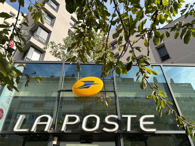 Vista del servicio postal nacional de Francia, La Poste, en París, sábado 23 de agosto de 2025. (Foto AP/Bertrand Combaldieu, Archivo)