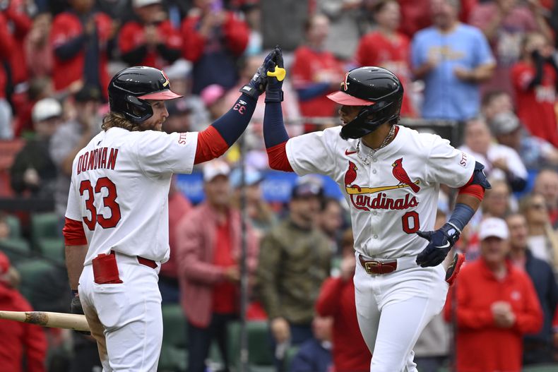 Masyn Winn (0), de los Cardenales de San Luis, es felicitado por su compañero de equipo Brendan Donovan (33), después de que bateara un cuadrangular solitario en la tercera entrada del juego de béisbol de Grandes Ligas contra los Diamondbacks de Arizona, el domingo 25 de mayo de 2025, en San Luis. (AP Foto/Joe Puetz)
