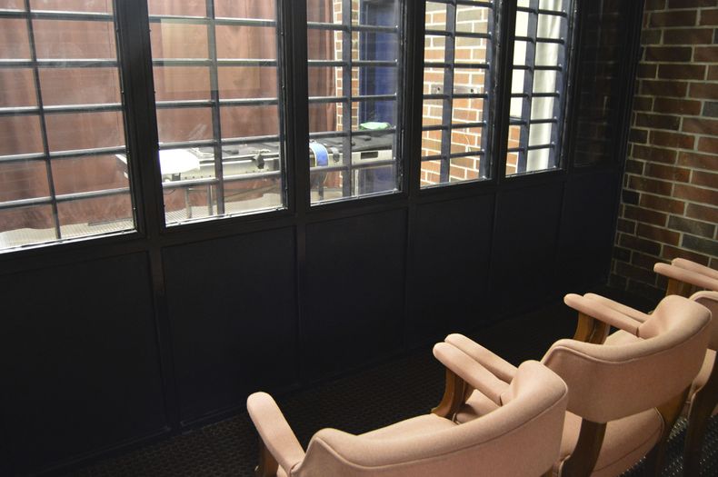 ARCHIVO - Esta fotografía sin fecha proporcionada por el Departamento de Prisiones de Carolina del Sur muestra la sala de testigos en la cámara de ejecución en la Instituto Penitenciario de Broad River en Columbia, Carolina del Sur. (Departamento de Prisiones de Carolina del Sur vía AP, Archivo)