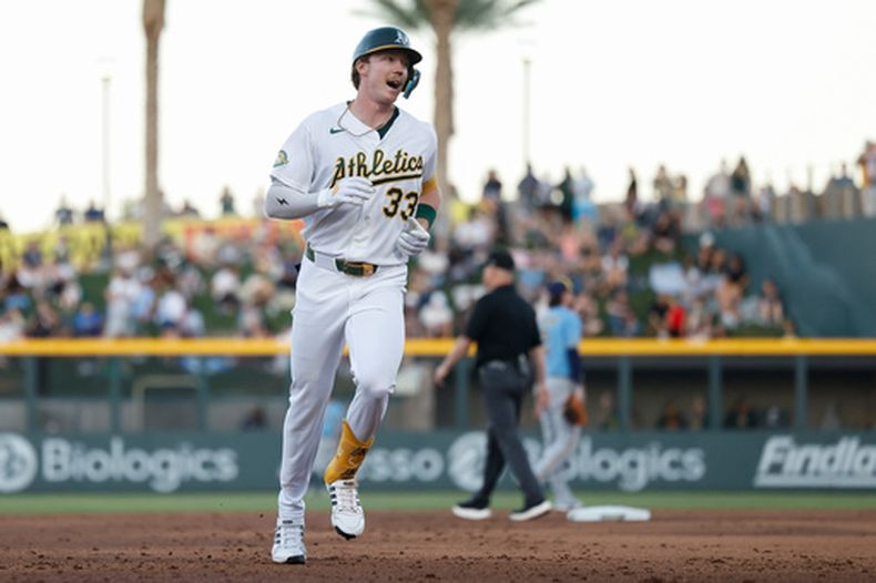 Henry Bolte (33), de los Atléticos, recorre las bases tras conectar un jonrón de dos carreras durante la segunda entrada de un partido de béisbol contra los Cerveceros de Milwaukee, el martes 9 de junio de 2026, en Las Vegas. (Foto AP/Caroline Brehman)