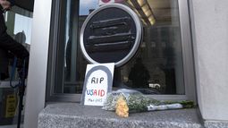 Flores y un letrero afuera de las oficinas de la Agencia de los Estados Unidos para el Desarrollo Internacional (USAID, por sus siglas en inglés), el viernes 7 de febrero de 2025, en Washington. (AP Foto/Jose Luis Magana)