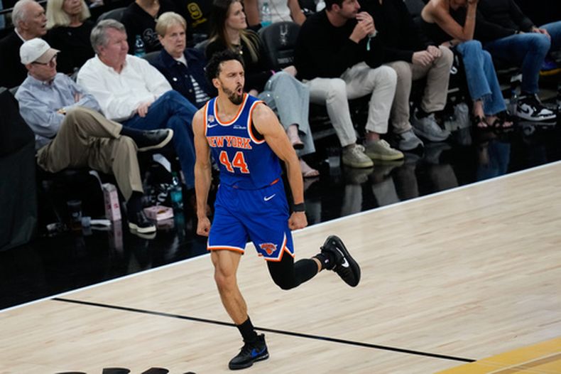 Landry Shamet, de los Knicks de Nueva York, celebra un enceste contra los Spurs de San Antonio durante la segunda mitad del segundo juego de las Finales de la NBA, el viernes 5 de junio de 2026, en San Antonio. (AP Foto/David J. Phillip)