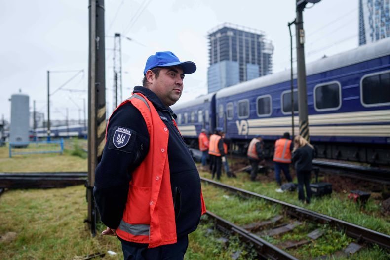Shevcuk Maksym, de 30 años, jefe de un equipo de reparaciones, mira cómo se repara una vía en Kiev, Ucrania, el jueves 2 de octubre de 2025. (AP Foto/Evgeniy Maloletka)