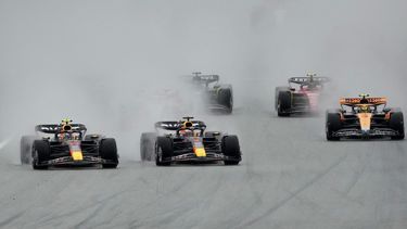 Max Verstappen (centro) y su compañero de Red Bull Sergio Pérez compiten en el sprint del Gran Premio de Austria, el sábado 1 de julio de 2023, en Spielberg, Austria. (AP Foto/Darko Vojinovic)