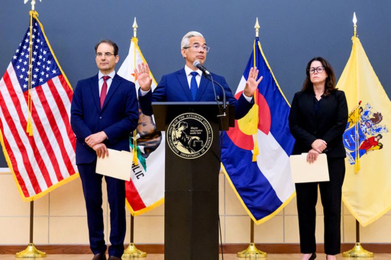 El fiscal general de California Rob Bonta discute una demanda contra Meta en una conferencia de prensa en Oakland, California, el 18 de agosto del 2026. Con él están el fiscal general de Colorado Philip Weiser y la fiscal general de Nueva Jersey Jennifer Davenport. (AP foto/Noah Berger)