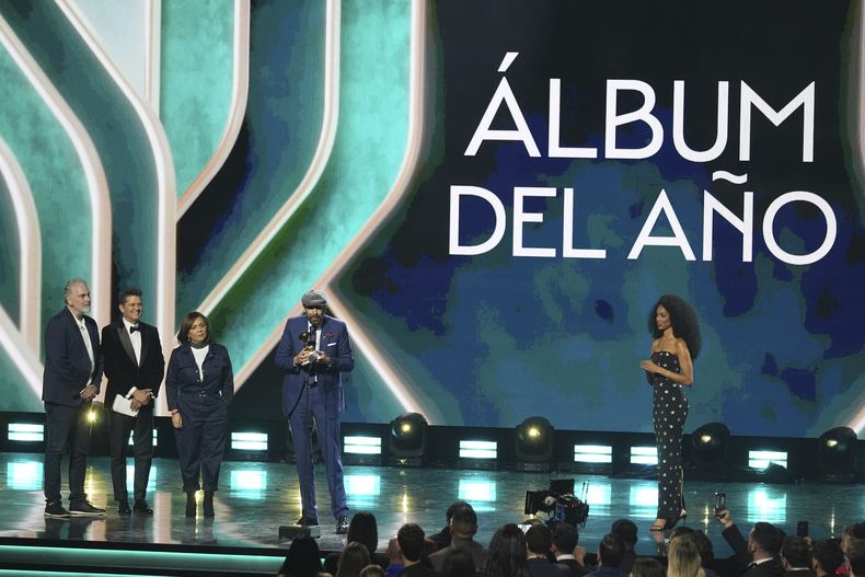 Juan Luis Guerra recibe el premio al álbum del año en la ceremonia del Latin Grammy el jueves 14 de noviembre de 2024, en Miami. (Foto AP/Lynne Sladky)