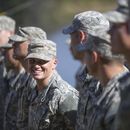 ARCHIVO - La mayor Lisa Jaster, centro, la primera mujer de la Reserva del Ejército de Estados Unidos en graduarse de la escuela militar Ranger, permanece formada con otros miembros de la fuerza Ranger durante una ceremonia de graduación del Army Ranger, el 16 de octubre de 2015, en Fort Benning, Georgia. (AP Foto/Branden Camp, archivo)