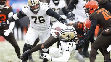 Saints soportan el frío y remontan ante Browns