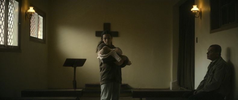 En esta imagen proporcionada por Piano Distribucion, Laura López, izquierda, y Alejandro Goic en una escena de Blanquita. (Piano Distribucion vía AP)