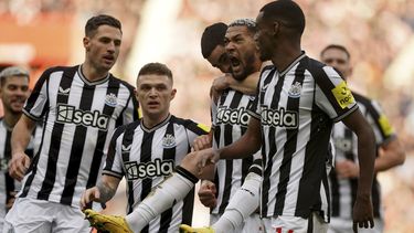 Joelinton del Newcastle United celebra con sus compañeros tras el autogol con el que abrieron el marcador en la victoria ante el Sunderland en la tercera ronda de la Copa FA el sábado 6 de enero del 2024. (Owen Humphreys/PA via AP)