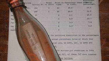 hallan el mensaje mas antiguo dentro de una botella en el mar