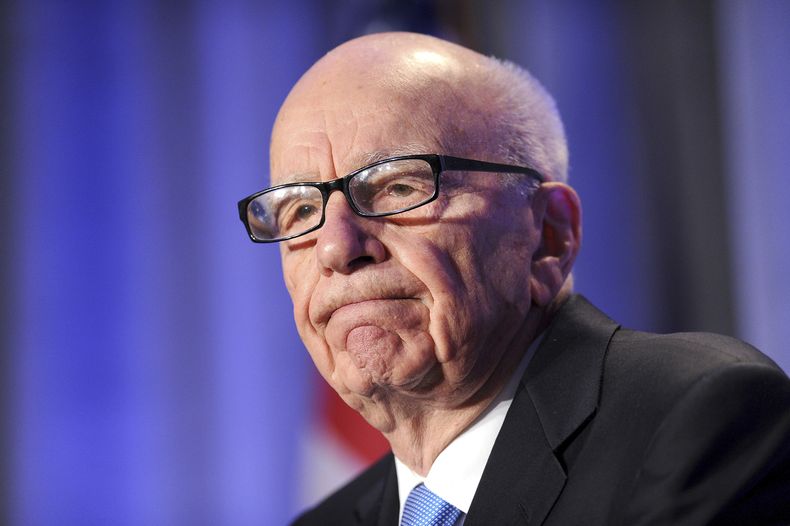 ARCHIVO - El director ejecutivo de News Corp., Rupert Murdoch, pronuncia un discurso de apertura en la Cumbre Nacional sobre la Reforma Educativa en San Francisco, el 14 de octubre de 2011. (AP Photo/Noah Berger, File)