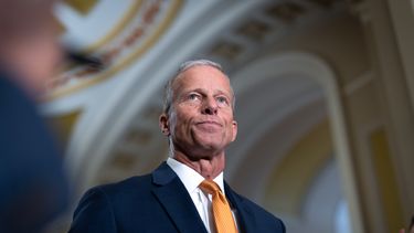 El líder de la mayoría del Senado de Estados Unidos, John Thune, habla con reporteros tras una reunión a puerta cerrada con republicanos del Senado, en el 28vo día de cierre del gobierno, en el Capitolio, Washington, el martes 28 de octubre de 2025. (AP Foto/J. Scott Applewhite)