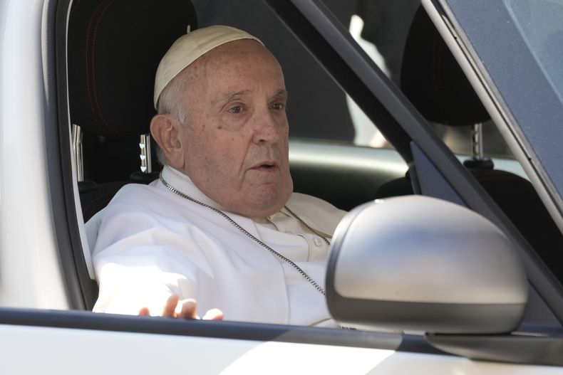ARCHIVO - El papa Francisco llega al Vaticano, el 16 de junio de 2023, nueve días después de haberse sometido a una cirugía abdominal. (AP Foto/Andrew Medichini, archivo)