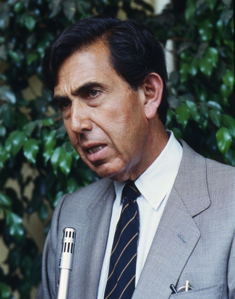 ARCHIVO - El candidato del partido mexicano Frente Democrático Nacional Cuauhtémoc Cárdenas habla durante una conferencia de prensa en Ciudad de México, el 6 de julio de 1988. (AP Foto/Valente Cotera, Archivo)