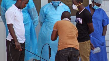 americateve | Foto del s&aacute;bado 29 de marzo del 2014 de un hospital que recibe presuntos infectados con la fiebre hemorr&aacute;gica &eacute;bola en Conakry, Guinea. (Foto AP/Youssouf  Bah)