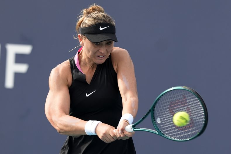 En foto del 22 de marzo del 2024, Paula Badosa regresa el tiro de Aryna Sabalenka en el Abierto de Miami. (AP Foto/Lynne Sladky)