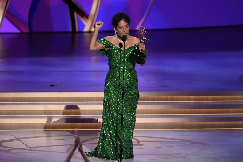 Liza Colón-Zayas recibe el premio a mejor actriz de reparto en una serie de comedia por The Bear durante la 76ª edición de los premios Emmy el domingo 15 de septiembre de 2024 en el Teatro Peacock de Los Ángeles. (Foto AP/Chris Pizzello)