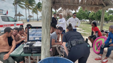 [video] 27 migrantes cubanos saltan de un bote y corren a la costa de virginia key, miami; 15 arrestados