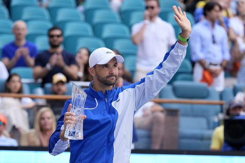 Grigor Dimitrov saluda al pública tras perder ante Jannik Sinner en la final del Abierto de Miami, el 31 de marzo de 2024. (AP Foto/Lynne Sladky)