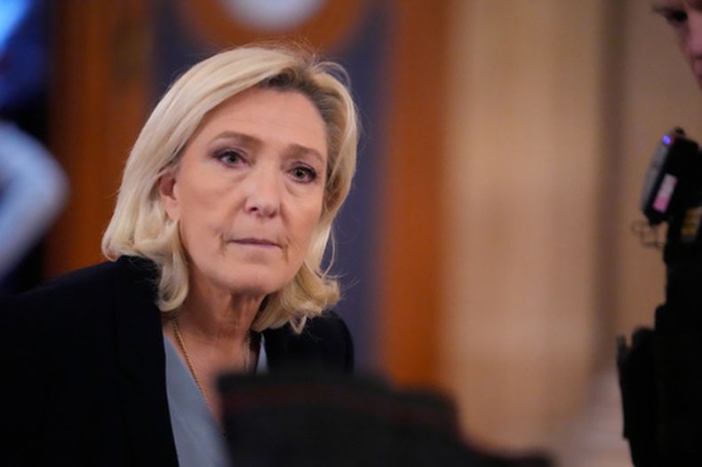 ARCHIVO - La líder de ultraderecha francesa Marine Le Pen sale de la sala durante un receso en su proceso de apelación en París, el 20 de enero de 2026. (AP Foto/Michel Euler, Archivo)