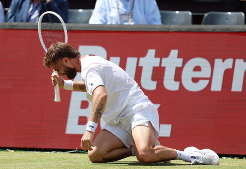 El francés Corentin Moutet reacciona durante su partido contra el español Alejandro Davidovich Fokina en el torneo de tenis de Queens Club, el jueves 18 de junio de 2026, en Londres. (Steven Paston/PA via AP)