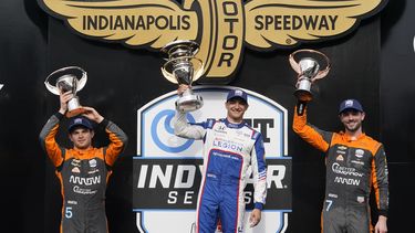 El español Alex Palou, al centro, sostiene el trofeo tras ganar el Gran Premio de Indianápolis d la IndyCar, junto al mexicano Pato OWard y Alexander Rossi el sábado 13 de mayo del 2023.(AP Photo/Darron Cummings)