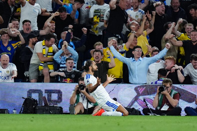 El jugador del Leeds United Dominic Calvert-Lewin celebra tras anotar durante el partido de fútbol de la Liga Premier inglesa entre el Leeds United y el Newcastle United en Leeds, Inglaterra, el lunes 14 de septiembre de 2026. (Annabel Lee-Ellis/PA vía AP)