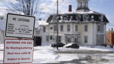 Un señal en una calle que conecta Vermont, EEUU, con Stanstead, Quebec, el martes 21 de enero de 2025. (Christinne Muschi/The Canadian Press vía AP)