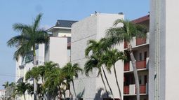 El edificio residencial donde ocurrió un tiroteo en Pembroke Park, Florida, el 27 de marzo del 2025. (Mike Stocker/South Florida Sun-Sentinel via AP)