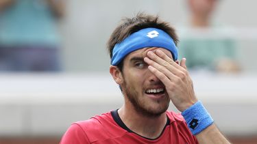 americateve | El tenista argentino Leonardo Mayer gesticula durante su derrota ante Kei Nishikori en el US Open el s&aacute;bado, 30 de agosto de 2014, en Nueva York. (AP Photo/Seth Wenig)
