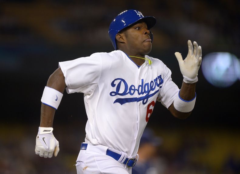 Imagen de archivo del 3 de junio de 2013 que muestra al jardinero de los Dodgers de Los &Aacute;ngeles Yasiel Puig, quien el s&aacute;bado 28 de diciembre fue arrestado por conducir a exceso de velocidad en Florida. (Foto de AP/Mark J. Terrill, archivo)