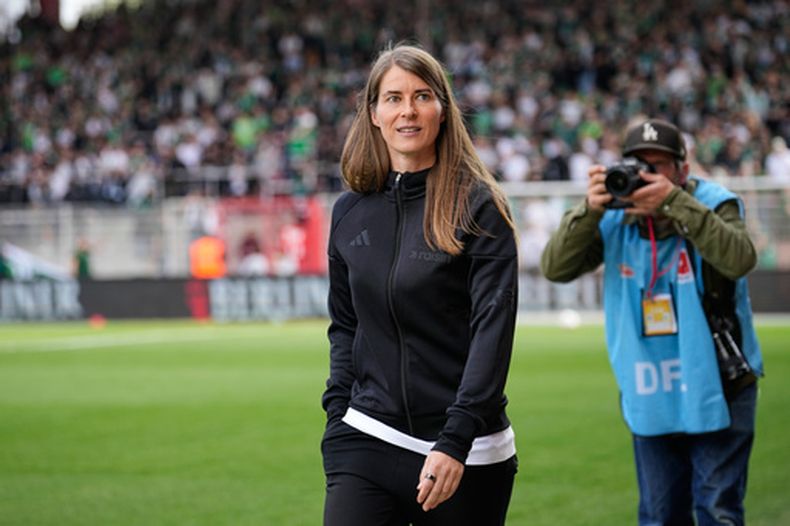 La nueva entrenadora del club de fútbol de la Bundesliga alemana, FC Unión Berlín, Marie-Louise Eta, observa durante el calentamiento previo al partido de fútbol de la Bundesliga alemana entre el FC Unión Berlín y el Wolfsburgo en Berlín, Alemania, el sábado 18 de abril de 2026. (AP Foto/Ebrahim Noroozi)
