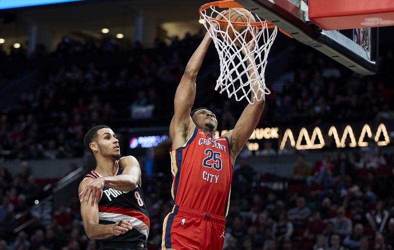 Trey Murphy III, de los Pelicans de Nueva Orleáns, encesta frente a Kris Murray, de los Trail Blazers de Portland, el martes 9 de abril de 2024 (AP Foto/Craig Mitchelldyer)