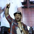 Nacho es afectado por gases lacrimógenos en Caracas