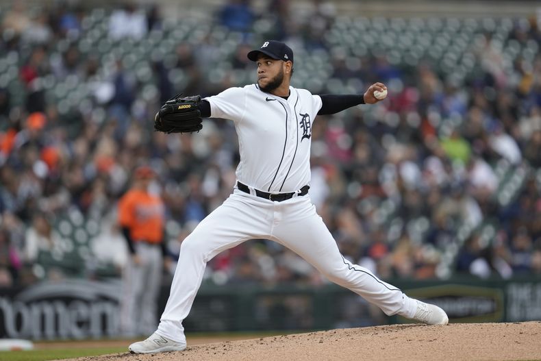 El pítcher venezolano Eduardo Rodriguez de los Tigres de Detroit lanza ante los Orioles de Baltimore en la quinta entrada el sábado 29 de abril del 2023. (AP Foto/Paul Sancya)