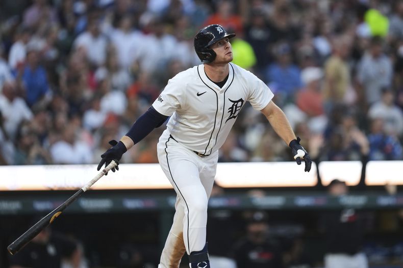 Colt Keith de los Tigres de Detroit observa su jonrón de dos carreras contra los Rays de Tampa Bay en la séptima entrada durante un partido de béisbol, el martes 8 de julio de 2025, en Detroit. (AP Photo/Paul Sancya)