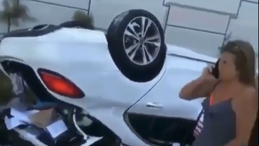 mujer hospitalizada tras caer en su mercedes benz de la rampa de la i-95