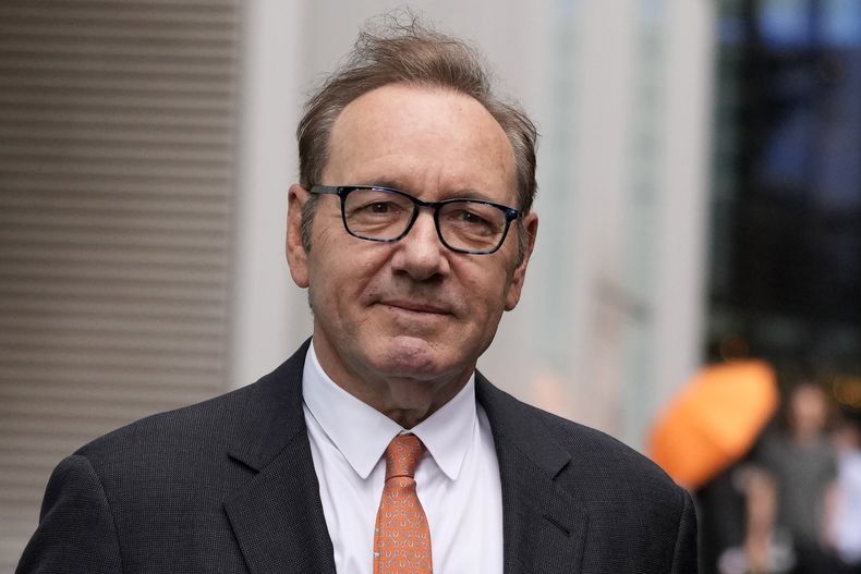 El actor Kevin Spacey llega a las afueras del Tribunal de la Corona en Southwark, Londres, el lunes 24 de julio de 2023. Se espera que el jurado comience a deliberar en el caso del actor Kevin Spacey, de 63 años, quien se declaró inocente de nueve cargos, incluidos múltiples cargos de agresión sexual e indecente. (Foto AP/Kirsty Wigglesworth)