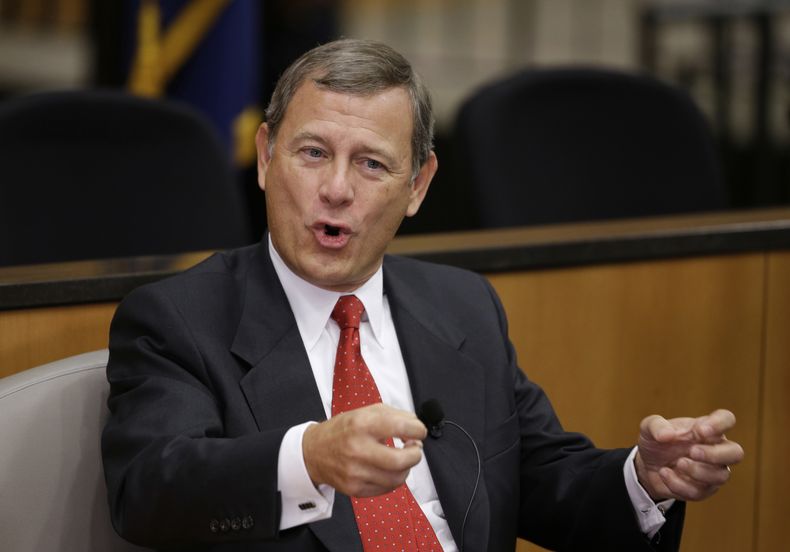 ARCHIVO - El presidente de la Corte Suprema, John Roberts, habla en la Universidad de Nebraska Lincoln, en Lincoln, Nebraska, el 19 de septiembre de 2014. (AP foto/Nati Harnik, archivo)