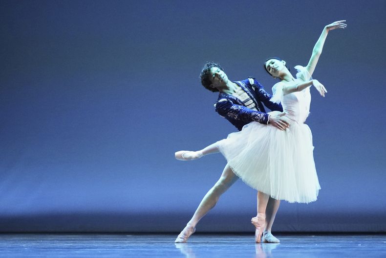 El reconocido bailarín mexicano Isaac Hernández, del American Ballet Theatre, y Jasmine Jimison, ensayan para la próxima producción de Despertares en el Auditorio Nacional de la Ciudad de México, el viernes 29 de agosto de 2025. (Foto AP/Eduardo Verdugo)