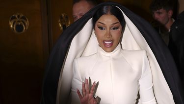 Cardi B asiste al desfile de la colección de Alta Costura Otoño-Invierno 2025/26 de Stephane Rolland presentada el martes 8 de julio de 2025 en París. (Foto AP/Tom Nicholson)