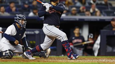 Josh Naylor de los Guardianes de Cleveland conecta un sencillo de dos carreras frente a los Yanquis de Nueva York el lunes 1 de mayo del 2023. (AP Foto/Rich Schultz)