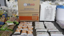 ARCHIVO - Ayuda humanitaria de USAID destinada a Venezuela se muestra a los medios de comunicación en un almacén junto al Puente Internacional Tienditas en las afueras de Cúcuta, Colombia, el 19 de febrero de 2019. (AP Foto/Fernando Vergara, Archivo)